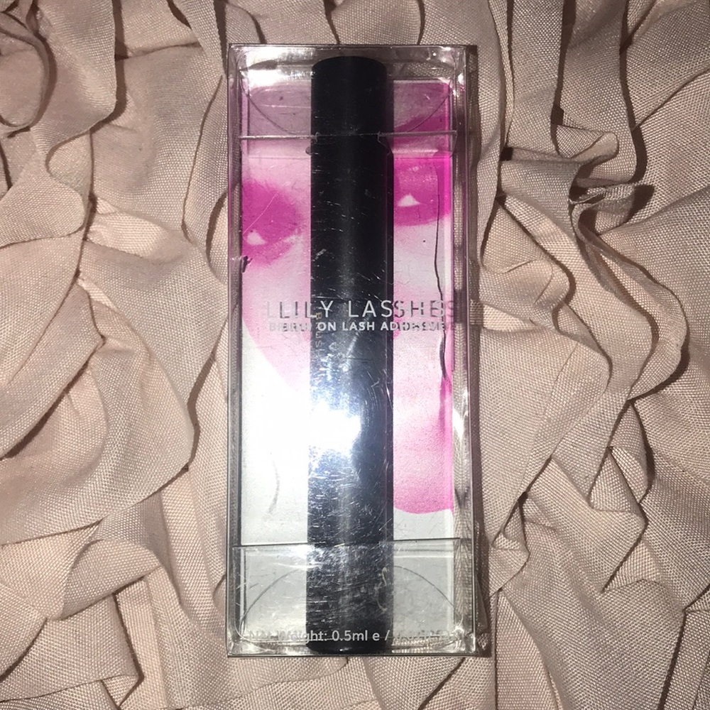 Lilly lashes Glue. new in box